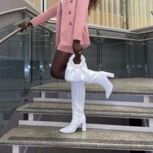 Vita höga boots  - Säljer dessa trendiga stövlarna i storlek 36! Skorna passar även en 37! Dem är helt och hållet oanvända och endast prövade en gång, alltså i toppskick✨ bilderna är lånade men skriv till mig privat så löser jag egna!💖 Pris kan diskuteras vid snabb affär!