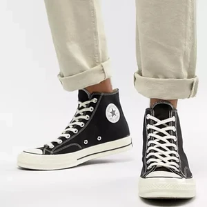 Converse chuck Taylor all star 70 high - Säljer mina svarta chuck taylor converse då jag redan har ett par svarta converse som jag använder. Har bara använt dessa 1-2 gånger så de är basically som nya! Storlek 38💕