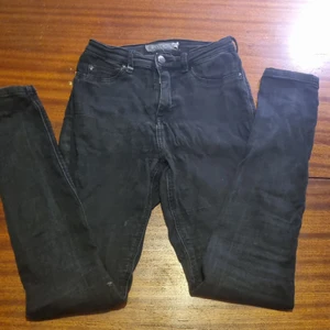 Skinny hogh waist  - Använt skick. Skinny hög midja. Storlek 27. 15kr. Samfraktar vid köp av flera varor för 66 kr📦💕