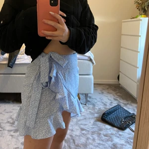 Blå volangkjol från shein  - Superfin blå kjol från shein! Kommer inte till användning 🥺 nyskick! 