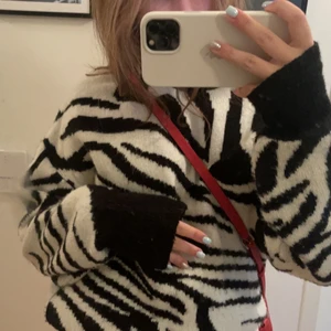 Stickad tröja - Stickad tröja från New yorker som är knappt använd, bra skick!😍