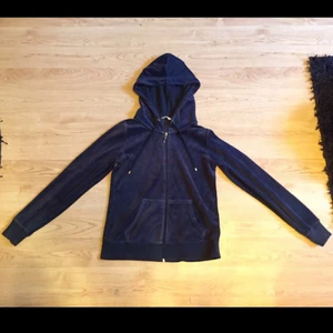 Mörkblå mjukis kofta från Cubus - Gamla modellen från Cubus, använt den mke men ser inga problem med den 