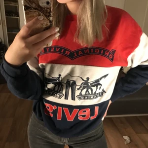 Levis tröja - Säljer denna snygga Leviströja som är sparsamt använd. Säljs i bra skick. Köparen står för frakten❤️skriv vid frågor