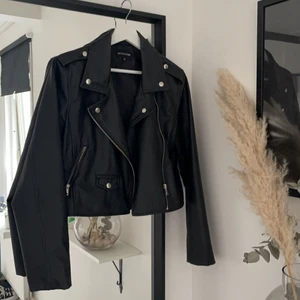 Skinnjacka - Skitsnygg skinnjacka som passar till allt❣️ Den är i storlek 10 men skulle säga att den motsvarar en S, passar även M 