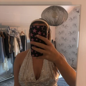 Glittrig topp - Snygg party topp från Gina med öppen rygg! Går att justera med hjälp av knytband <3