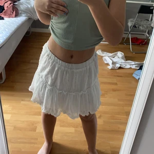 Kjol - Helt ny vitkjol som jag säljer då jag råka köpa två likadana! Nyskick 