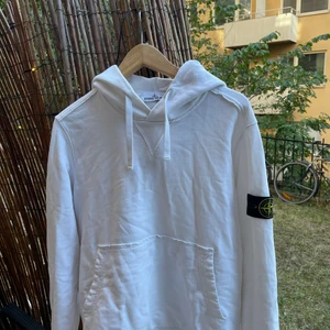 Vit Stone Island hoodie.  - Använd så att den är mjuk men ser ut att vara i nyskick. Inga fläckar eller missfärgningar. Pris kan diskuteras, måste hämtas idag PGA flytt.