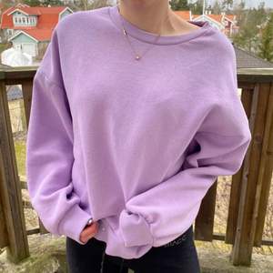 Jättefin pastell lila sweatshirt från Gina tricot i XS men är oversized💜 LÅNAD BILD