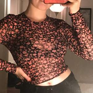 Black & pink long sleeve flowery mesh top from H&M.      Size S, 100kr