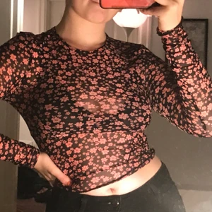 Pink & black mesh top - Black & pink long sleeve flowery mesh top from H&M.      Size S, 100kr