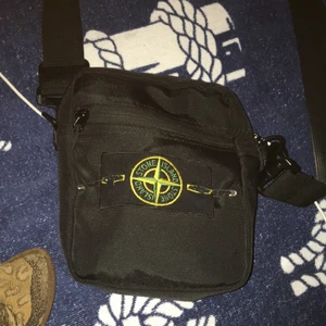 Liten väska stone island - Väska