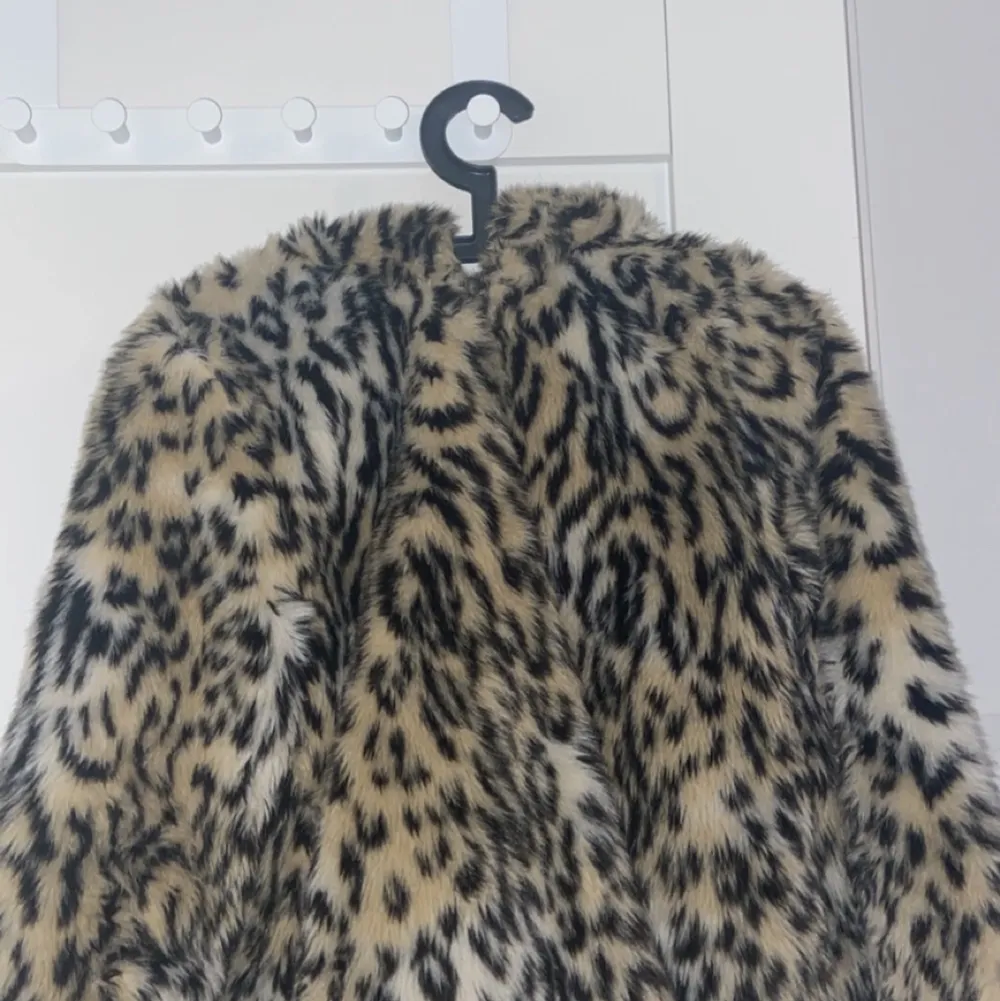 Säljer min snygga leopardjacka från H&M som inte finns kvar längre. Jackan är i bra skick och har luva och fickor samt ett fluffigt material. Står ingen storlek men skulle tippa på en  oversized S, vid intresse kan ja skicka fler bilder🤎🤎🤎. Jackor.