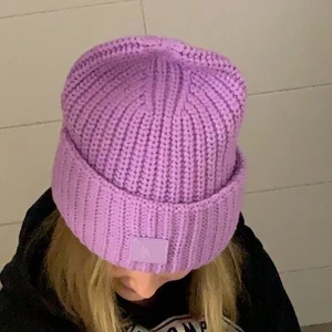 Mössa  - Mössa ifrån Åhléns köptes förra året knappt använd. 