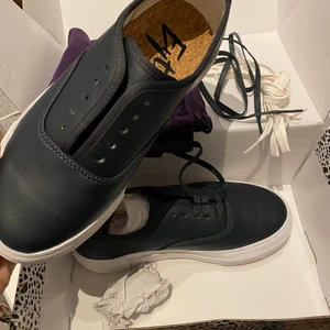 Eytys damskor!  - Helt oanvända eytys damskor! Modellen är mother leather dark navy. Jättefina men för små för mig… tyvärr. Storlek 36! Man får med boxen, påsen och extra skosnöre! Köparen står för frakten! Pris: 1000, nypris: 1800. Så ett väldigt bra pris tycker jag! 