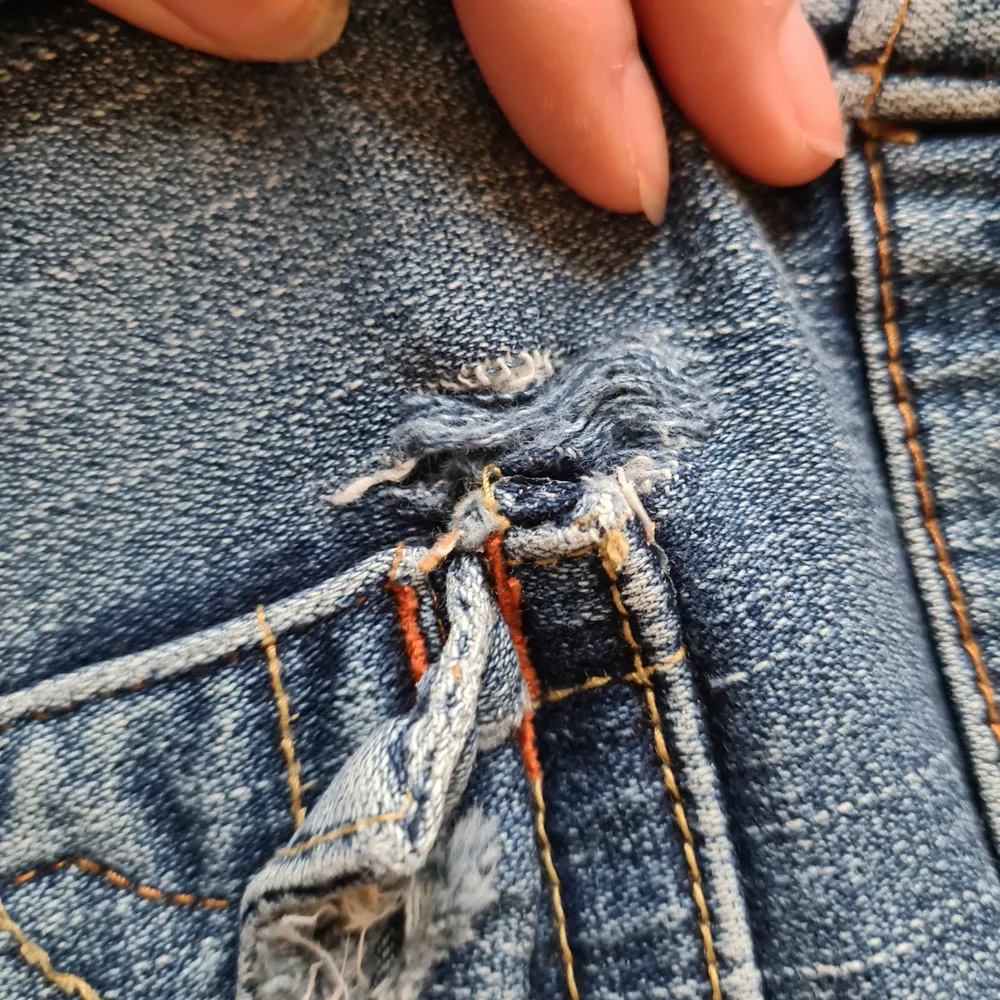 True religion jeans! Fraktar eller möts på Södermalm. Har ett litet hål bredvid högra ficka (se andra bilden). Jeans & Byxor.