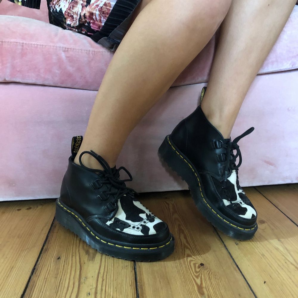 REAL LEATHER // Awesome Dr. Martens shoes // Used max 5 times // Fun cow pattern with studs // Completes every outfit . Skor.