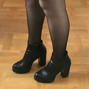 Boots - Ett par ascoola boots i storlek 40 med hög klack från XIT, perfekta nu till hösten!🍁                                                                        Frakt tillkommer📦