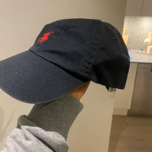Ralph lauren keps - Säljer min Ralph lauren keps!! Supercool och fin men inte kommit till användning på renaste tiden. 