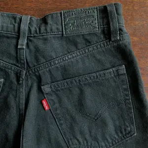 LEVIS!! These are barely used Levi’s, in style; Balloon legs, black.  In size 26. I am 166cm long any the jeans length reaches just over my ankle. They fit super nicely! High waisted, tighter at the top and become wider.