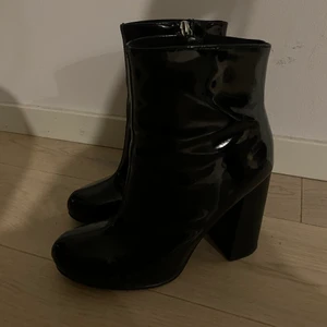 Lackade klackar - Säljer mina suuuupercoola klackar från h&m. Dem är använda x antal gånger men är i toppskick. 