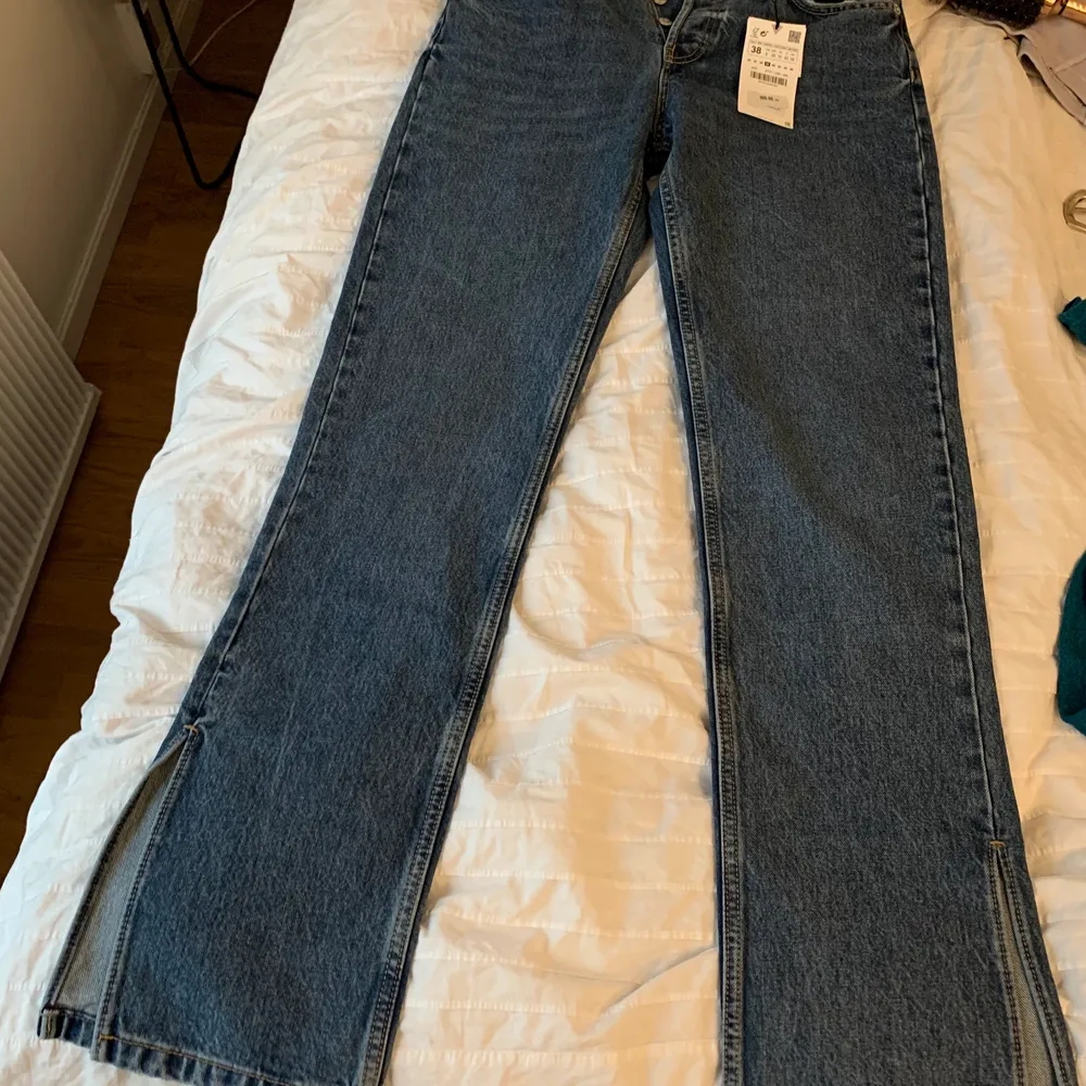 Supersnygga helt nya jeans från Zara! Midwaist och utsvängda med slits. . Jeans & Byxor.