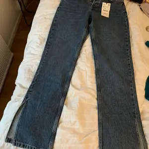 Supersnygga helt nya jeans från Zara! Midwaist och utsvängda med slits. 