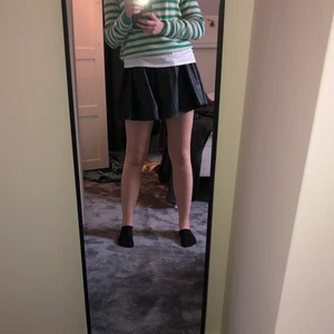 Läder kjol - Säljer denna fina läderkjol då jag har en liknande. Det är inte åkte läder såklart och kjolen kommer från bikbok!❤️