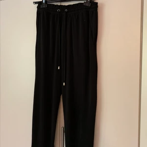 Lösare finbyxor - Snygga ”lösare” finbyxor med snörning och fin midja🌼 Frakt tillkommer😊