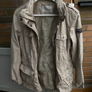 Peak trenchjacka storlek M - Beige Peak performance jacka Storlek M Fint skick ”Gömd luva” i kragen så slipper man tänka på paraply 😝 Hämtas upp i Malmö eller Ljungbyhed!
