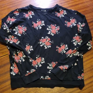 Blommig tröja - Tröja storlek m🌼 15 kr. Samfraktar vid köp av flera varor för 66 kr 📦❣