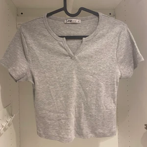 Croppad t-shirt  - Denna lite kortare t-shirten är från New Yorker och har en liten slit upptill🥰 Den är i nyskick då den nästan endast är testad, använd en gång👍🏽 39 + frakt