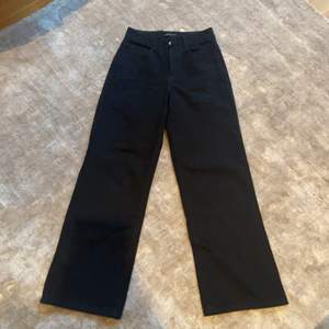 Säljer dessa svarta vida jeans från SHEIN. Dem är i väldigt bra skick och har använts få gånger.