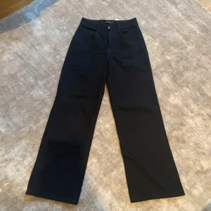 Jeans - Säljer dessa svarta vida jeans från SHEIN. Dem är i väldigt bra skick och har använts få gånger.