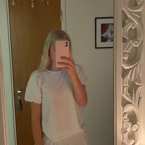 Fin volang tröja  - En fin volang tröja i ett bra skick inga märken eller fläckar, den är från Zara.