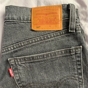 Levis 501 - Säljer mina Levis jeans i modellen 501. Jeansen är i storlek 25/28. De är i mycket bra skick. Nypris 1199kr och säljer de nu för 500 kr. Kontakta mig för mer bilder!