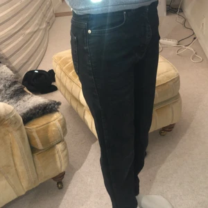 Jeans  - Jeans från Gina tricot som är jätte snygga då det inte kommer till andvändning längre. Storlek 30 men passar även folk som har storlek 32. Säljer för 200 då det kostar 600 från början! Det är i mycket fint skick.