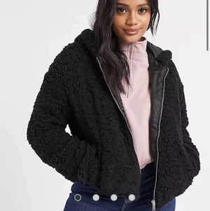 New look teddy jacka  - Newlook svart kort teddy jacka i storlek L . Ny med prislappar kvar! Bilder skickas vid intresse. Köparen står för spårbar frakt. 