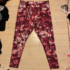 Nya mönstrade rosa träningstights  - Helt oanvända mönstrade träningsleggings med snörning i midjan (syns inte utanpå). Endast provade. Nypris 899:-, köpta på Team Sportia