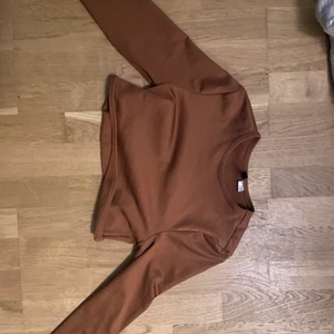 Tajt topp - Kort, långärmad, tajt. Säljer den för den är för liten, kontakta om du är intresserad