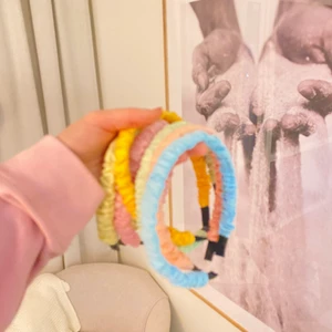 Diadem - Så fina färgglada diadem i olika färger💘😝😝😝 säljer eftersom att de inte kommer till användning! En kostar 25❤️köpare står även för frakt(den beror på hur många man köper)❤️