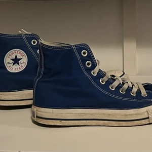 Converse - Säljer dessa klarblåa converse! 🤍 för fler bilder skriv till mig. Dom är inte så använda och skitsnygga. Pris kan dras ner eller dras upp 