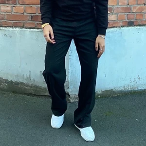 Kostymbyxor  - Utsläppta kostymbyxor men bra material samt bra passform, går att önska fler bilder, fraktar över hela Sverige men köparen står för frakten☺️