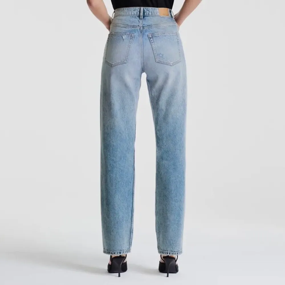 Blåa 90s high waist jeans med slitning från Gina Tricot, nyköpta sparsamt använda. Långa som går ner en bit över skorna (jag är 175cm lång).   Tvättats en gång sen köp.  Nypris: 499  #ginatricot . Jeans & Byxor.