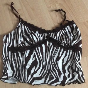 Zebra brown top - Lite 70 tals stil. Skick jätte bra. Använt 2 gånger. Spets. Beställde den och jag älskade den!! Men nu är den tyvärr för liten. 