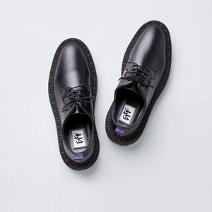 EYTYS Alexis Shoes - Svinsnygga skor från Eytys. Jag har använt dom 2 gånger, finns ingenting att anmärka på så dom är i absolut nyskick. Storlek 37. Jag köpte dom för nypris 2800kr. Jag säljer dom för 990kr. Pris kan diskuteras vid snabb affär. Lila Eytys dustbag kommer med! Kan skicka riktiga bilder från skorna om önskas