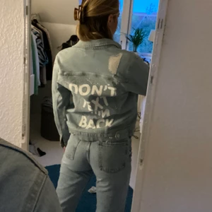 Jeansjacka  - En skit cool jeansjacka med text ”don’t text him back” från instakonto byemilia. Aldrig använt och nypriset är 550kr. Storlek S. Super fint sick. Frakt ingår ej i priset. Pris kan diskuteras!!