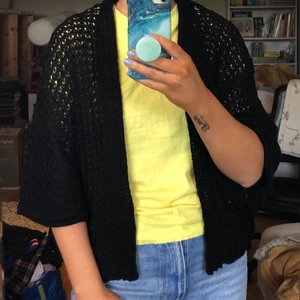 Stickad cardigan Strl. S - Svart cardigan-kofta. Mjuk. 