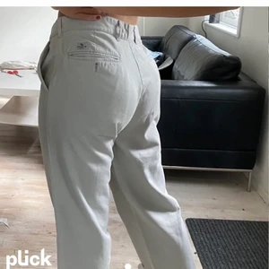 Gråa byxor - Snygga Gråa byxor! Jag brukar ha storelk M i byxor och de sitter bra på mig❤️ 