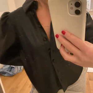 Skinnskjorta från ZARA  - Svinsnygg skinnskjorta från Zara!!!! Använd 1 gång🖤🖤🖤