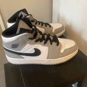 Nike, Jordan 1 - Jordan 1 skor i strl 39. Dem är väl använda men har använt extremt sparsamt. För mer bilder eller frågor är det bara att skriva :)